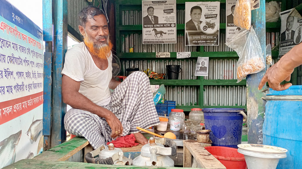 হেঁটে পদ্মা পাড়ি দেওয়ার ইচ্ছে তাঁর