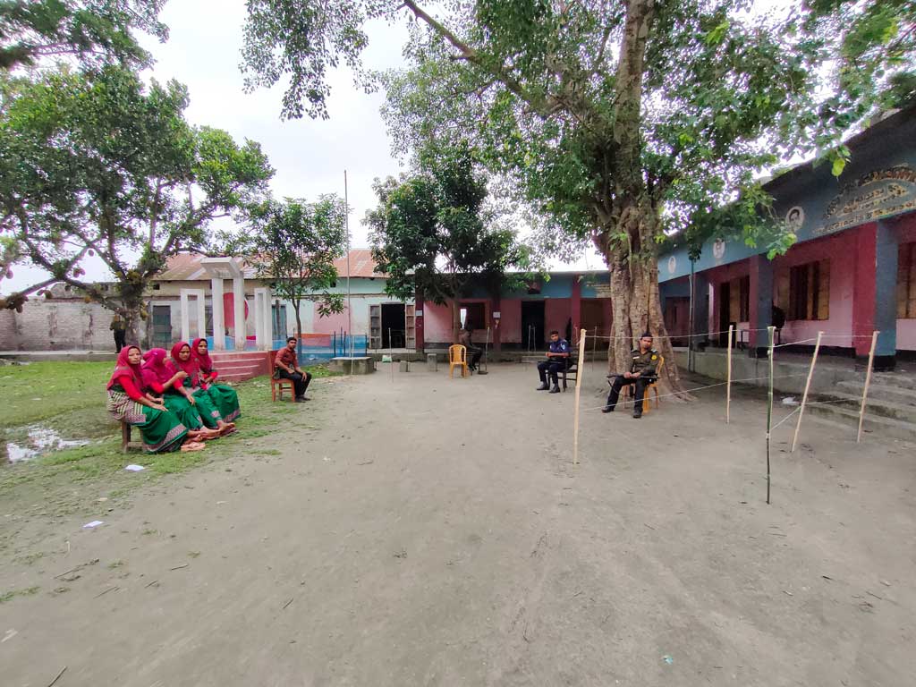 উপজেলা পরিষদ নির্বাচনের তৃতীয় ধাপে আজ বুধবার রংপুরের গঙ্গাচড়ায় চলছে ভোটগ্রহণ। সকালে কয়েকটি ভোটকেন্দ্রে ঘুরে দেখা গেছে ভোটার উপস্থিতি নেই বললেই চলে। ভোটকেন্দ্রের কক্ষের সামনের মাঠে আনসার ভিডিপি ও পুলিশ সদস্যরা বসে অপেক্ষা করছেন ভোটারদের জন্য। বড়বিল ইউনিয়নের পাকুরিয়া শরীফ সরকারি প্রাথমিক বিদ্যালয় থেকে সকাল সোয়া দশটায় তোলা, রংপুর, ২৯ মে ২০২৪। ছবি: আব্দুর রহিম পায়েল