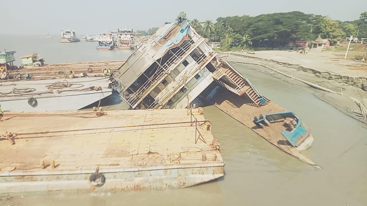 ডুবে যাওয়া ফেরি তুলতে আবারও কাজ শুরু, আজকেই উদ্ধার