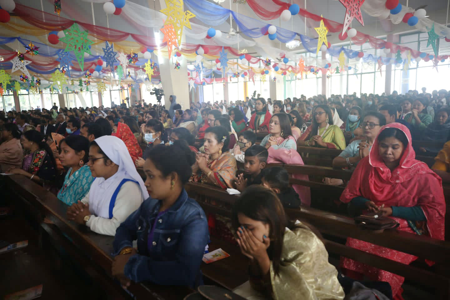 খ্রিষ্টধর্মাবলম্বী লোকজনরা সারিবদ্ধভাবে বসে প্রার্থনা করছেন। তেজগাঁও চার্জ, ঢাকা। ছবি: আজকের পত্রিকা