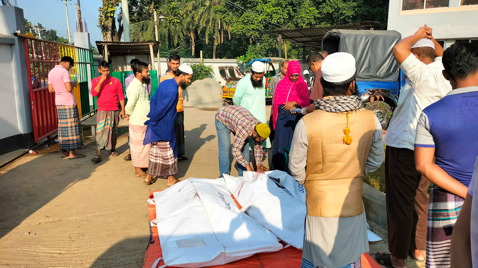 শ্রীপুরে সড়ক দুর্ঘটনায় ৩ জনের মৃত্যু