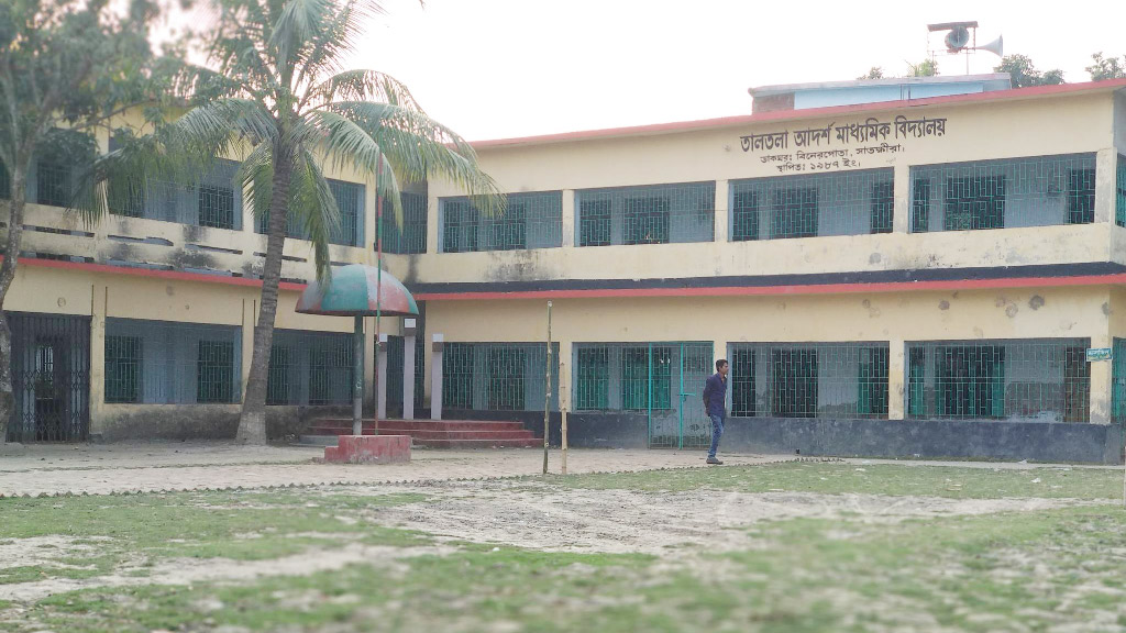 শিক্ষকের চড় খেয়ে থানায় অভিযোগ