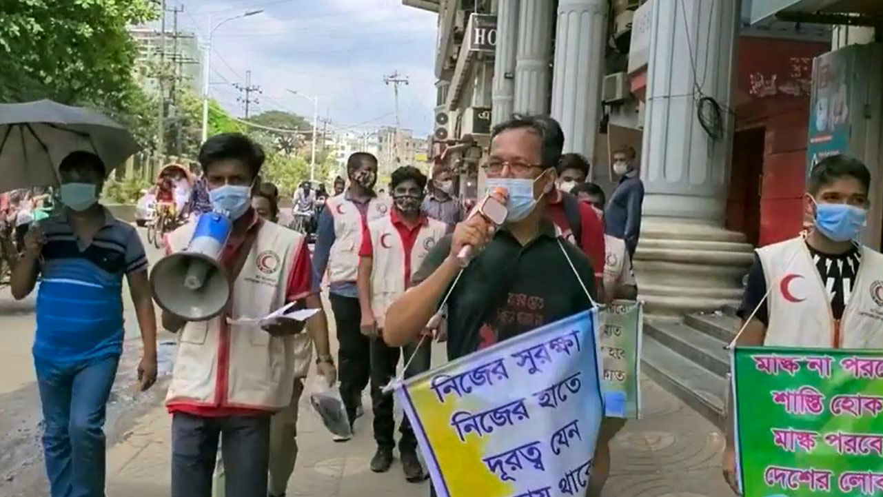 গলায় স্বাস্থ্যবিধির প্রচারণা ব্যানার ঝুলিয়ে সড়কে শিক্ষাবোর্ডের চেয়ারম্যান