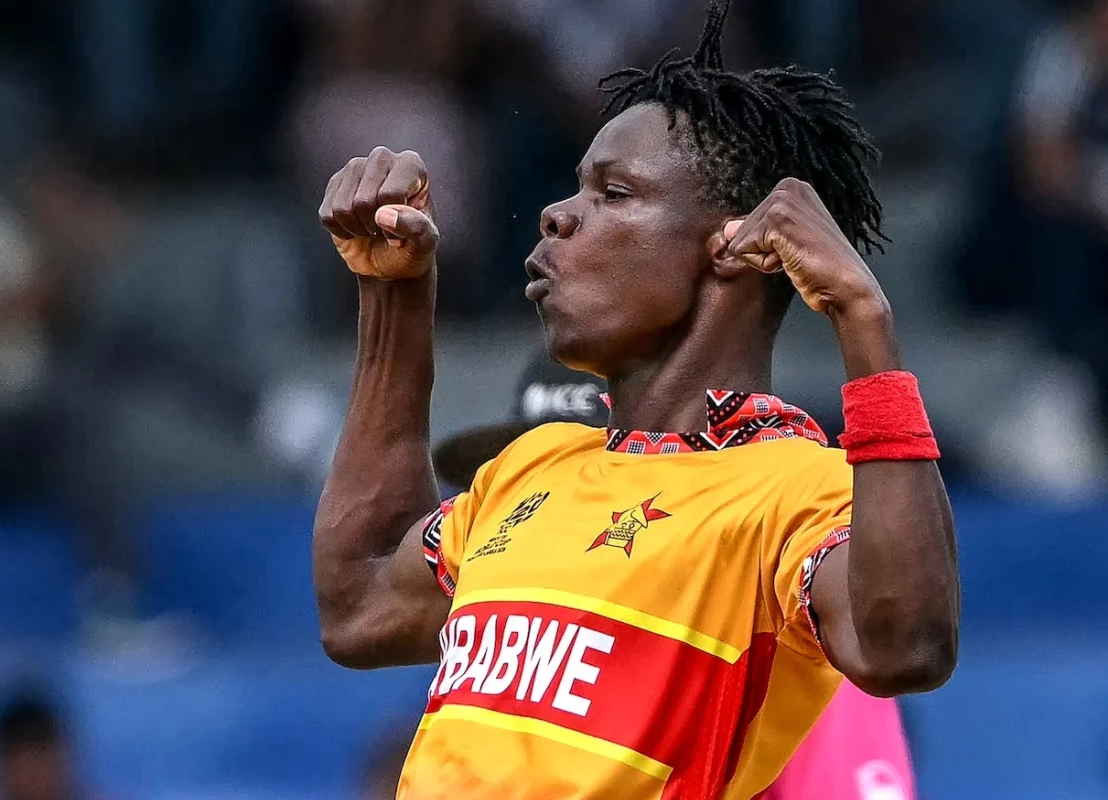 জিম্বাবুয়ের ব্লেসিং মুজারাবানি ৪ ওভারে ১৭ রানে ৪ উইকেট নিয়ে ম্যাচসেরা হয়েছেন।