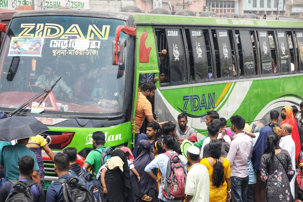 পরিবহন সংকটে ভোগান্তিতে পড়েছেন ঈদে ঘরমুখী মানুষ। বাস পেতে পোস্তগোলা ব্রিজের ওপর ভিড়। ছবি: মেহেদী হাসান