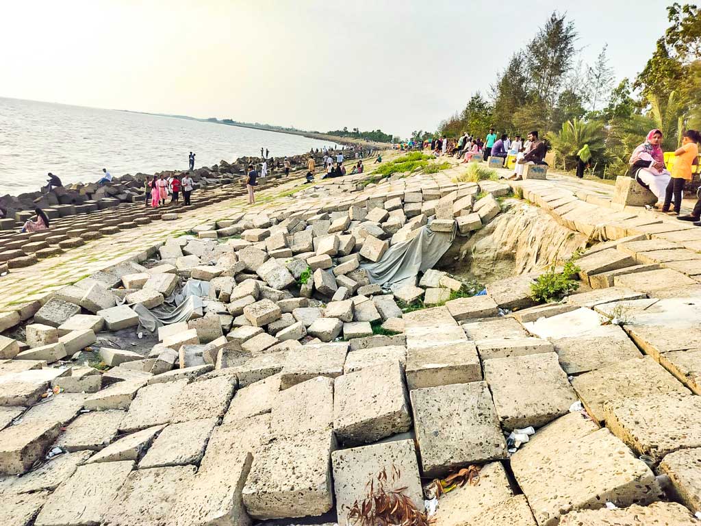 বিলীন ৪ কিমি বেড়িবাঁধ, শঙ্কায় উপকূলবাসী