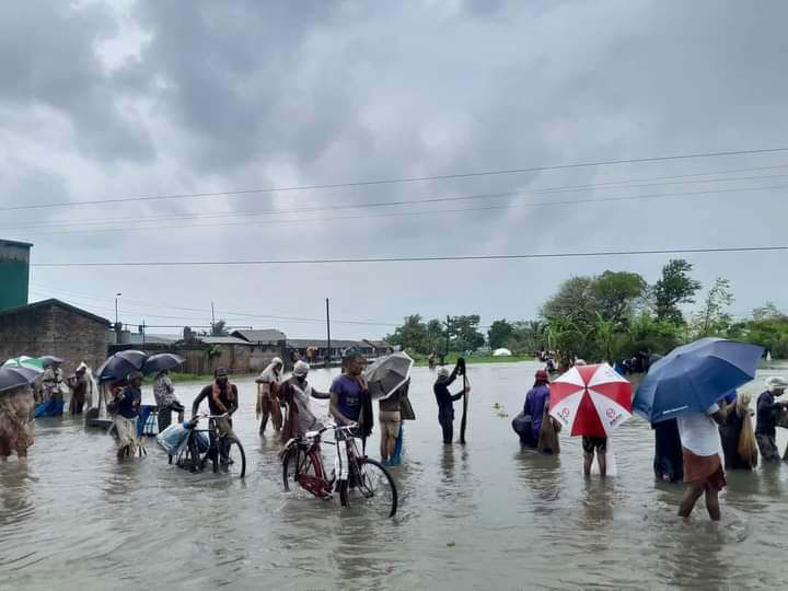 বৃষ্টিতে তালা উপজেলার পাটকেলঘাটার অধিকাংশ এলাকা পানিতে তলিয়ে গেছে। বিভিন্ন মৎস্য ঘের ডুবে যাওয়ার কারণে মাছ ভেসে গেছে। এতে পানিতে ডোবা রাস্তাসহ বিভিন্ন জায়গায় মাছ ধরতে দেখা যায় মানুষকে। আসান নগর এলাকা থেকে, সাতক্ষীরা, ১৯ সেপ্টেম্বর ২০২৪। ছবি: মুজিবুর রহমান