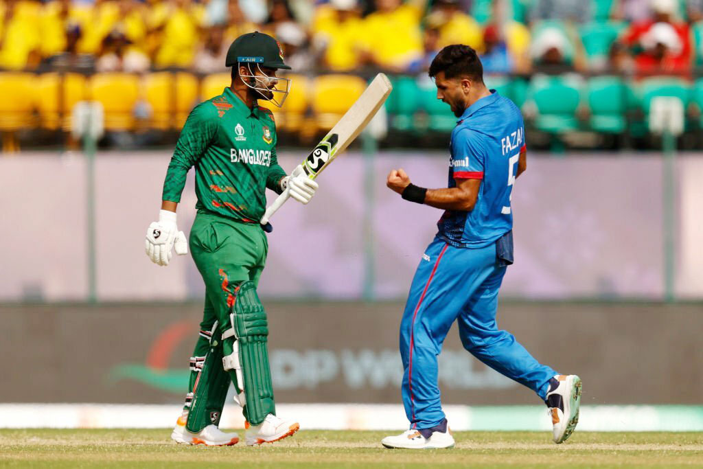 লিটন দাসকে বোল্ড করার পর ফজলহক ফারুকির উদ্‌যাপন। তবে ম্যাচ শেষে তাঁর এই উদ্‌যাপন থাকেনি। ছবি: এএফপি
