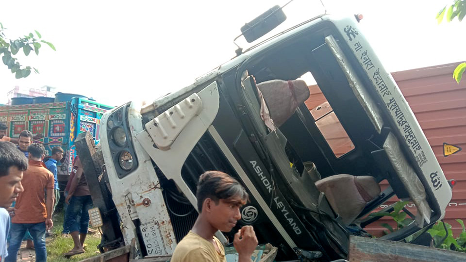 পিকআপে ধাক্কা কাভার্ড ভ্যানের, পিষ্ট ২ শিশু