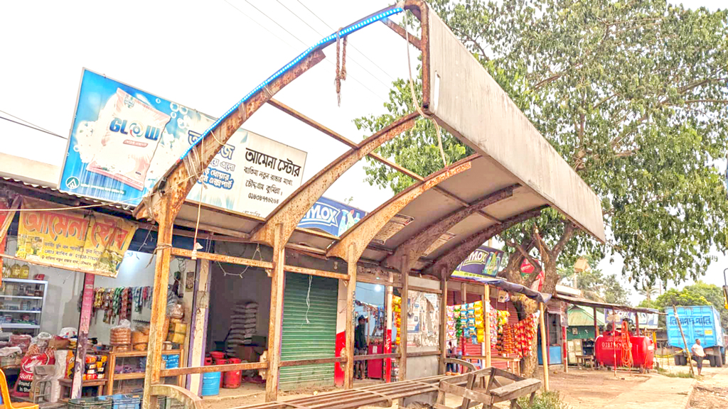 যাত্রীছাউনি ভেঙে লুট, কোথাও ইট-বালুর স্তূপ