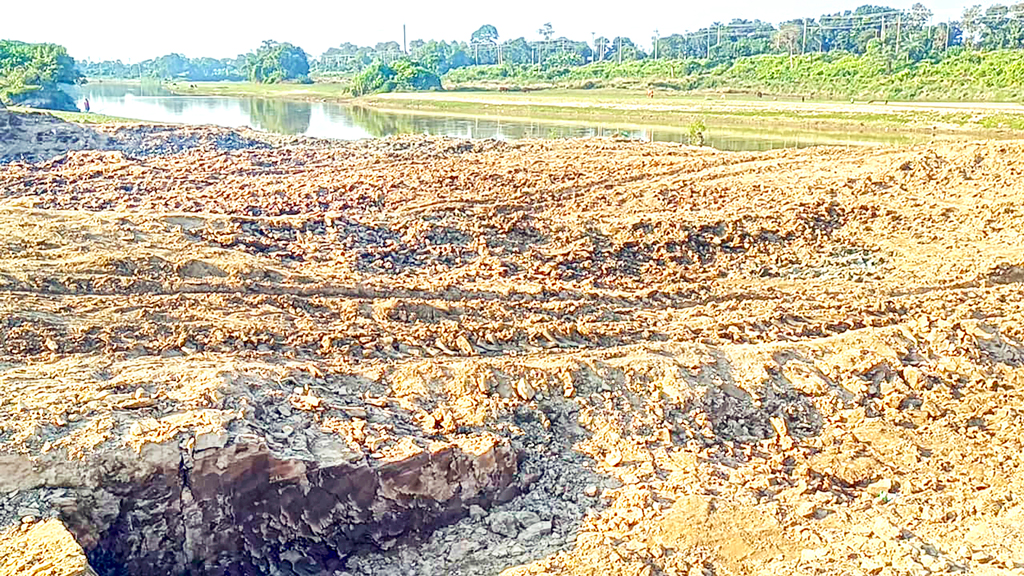 গোমতীর দুই তীরে মাটি লুটের মচ্ছব