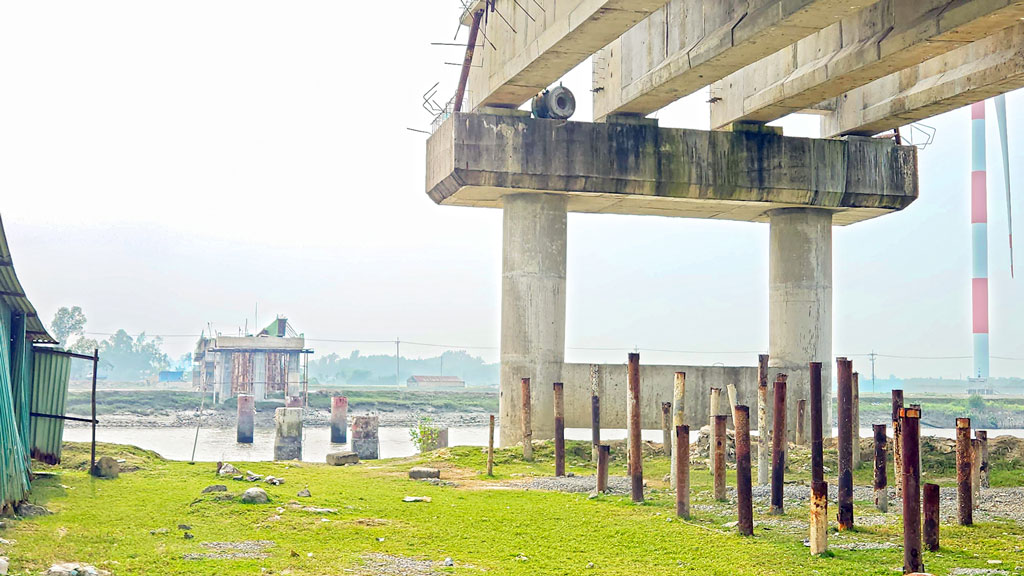 আট স্প্যানে আটকে রয়েছে সেতুর কাজ