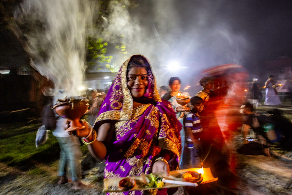 পুরো প্রক্রিয়া শেষে সবাই উপোস ভাঙে। ছবি: হাসান রাজা