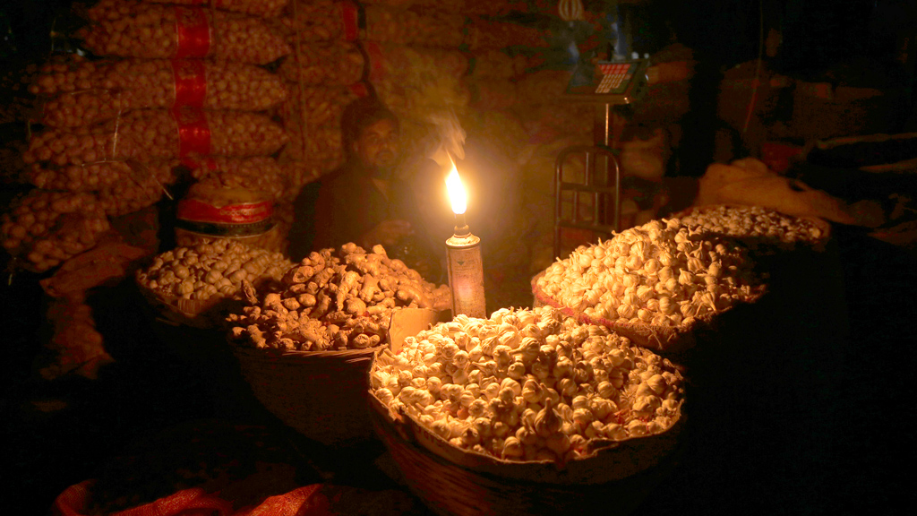 দ্বিগুণ লোডশেডিং ঢাকায়, বাইরে আরও বেশি