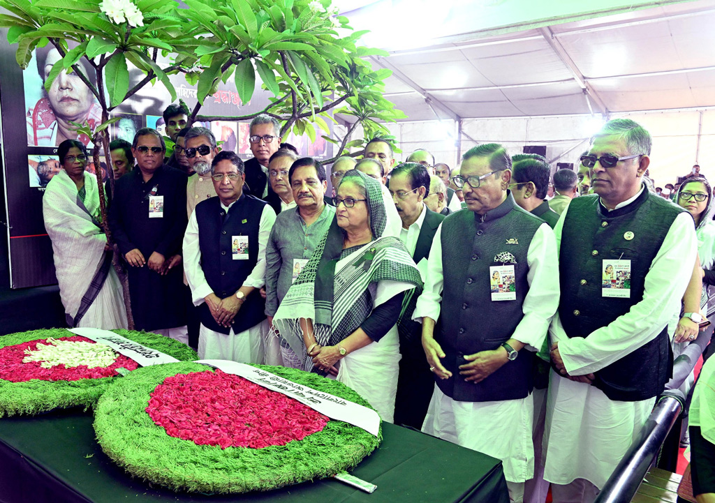 গ্রেনেড হামলায় নিহতদের প্রতি শ্রদ্ধা জানিয়ে এক মিনিট নীরবতা পালন করা হয়। ছবি: আজকের পত্রিকা