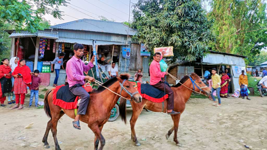 ঘিওরে গ্রামীণ মেলা ও ঘোড়দৌড় প্রতিযোগিতা হয়েছে। বিভিন্ন এলাকা থেকে প্রতিযোগিতায় অংশ নিতে ঘোড়া নিয়ে আসেন অর্ধশত প্রতিযোগী। গতকাল সোমবার তোলা, ঘিওর উপজেলার বাঙ্গালা স্কুল মাঠ, মানিকগঞ্জ, ২ এপ্রিল ২০২৪। ছবি: আব্দুর রাজ্জাক