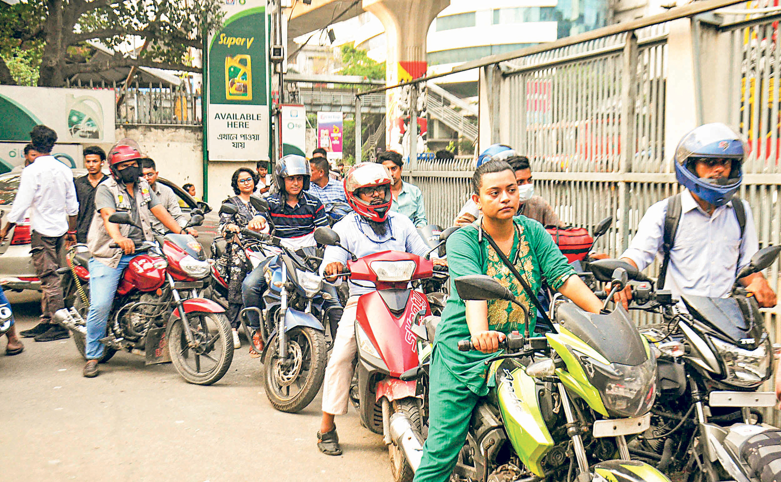 নারী বাইকার: লাইনে দাঁড়ালে ভোগান্তি অগ্রাধিকার নিলে কটূক্তি