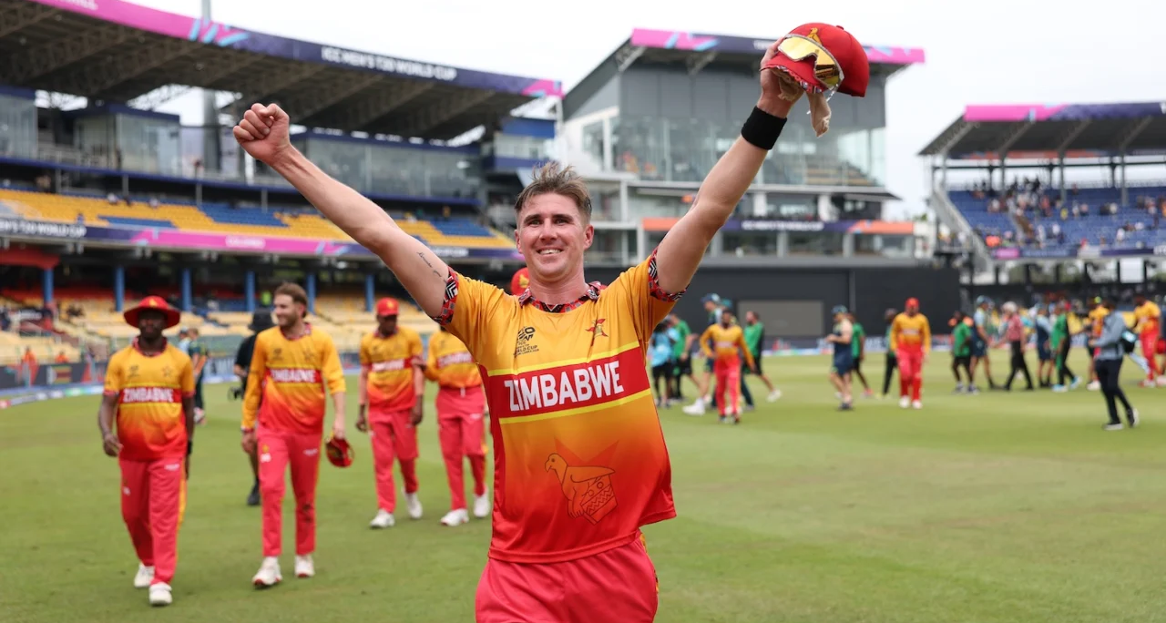 অস্ট্রেলিয়ার বিপক্ষে জয় উদ্‌যাপন করছেন জিম্বাবুয়ের খেলোয়াড়রা ।