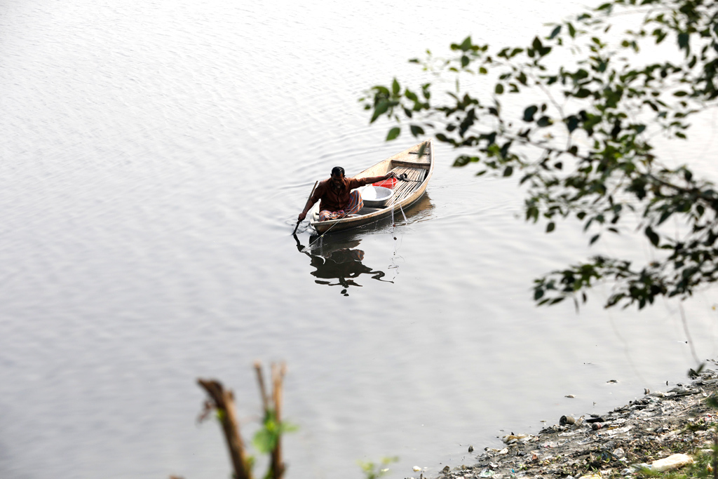 নদীতে বড়শি দিয়ে মাছ শিকার ব্যস্ত জেলেরা। সিংগাইর, মানিকগঞ্জ, ৮ জুন ২০২৩। ছবি: আজকের পত্রিকা