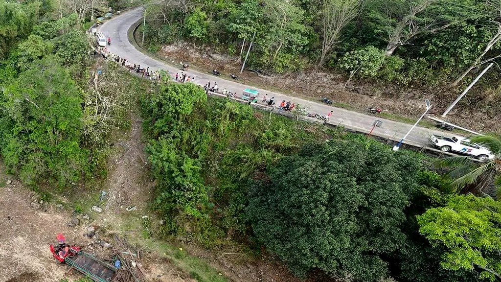 ফিলিপাইনে ট্রাক খাদে পড়ে নিহত ১৬