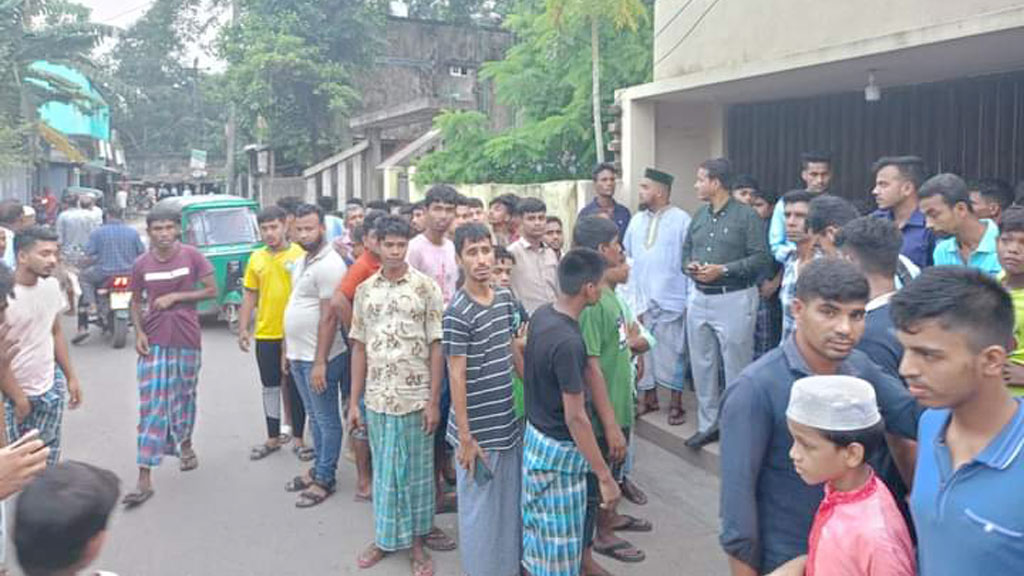 কেইপিজেডে গাড়ির ধাক্কায় শিশুর মৃত্যু, সড়ক অবরোধ