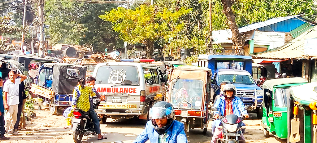 খাগড়াছড়ির পানছড়ি: নিয়ন্ত্রণহীন অটোরিকশায় তীব্র যানজট, ভোগান্তি