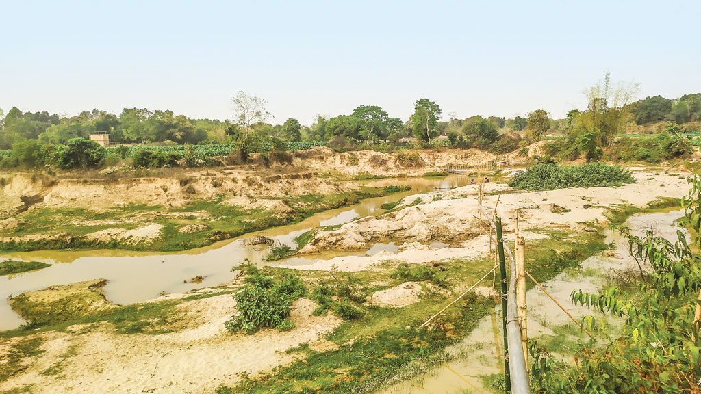 অবৈধ বালু উত্তোলনে ‘আইসিইউ’তে হালদা