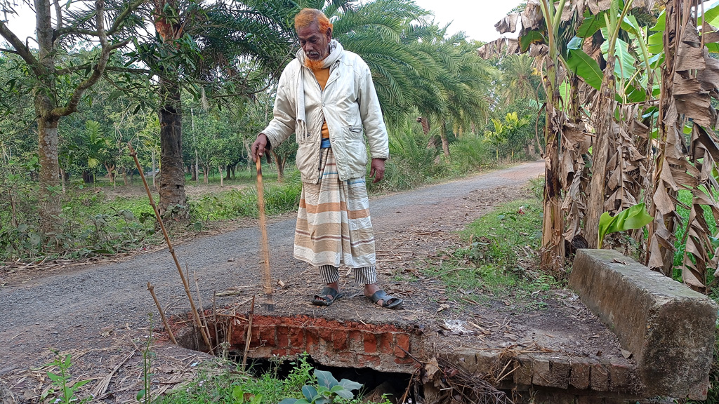 সাত মাস আগে ভেঙেছে কালভার্ট, পড়েনি নজরে