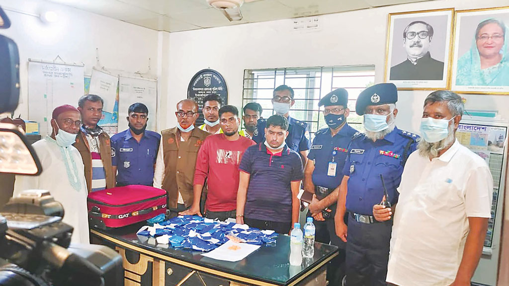 টেকনাফের দুই মাদক কারবারি ঢাকায় গ্রেপ্তার