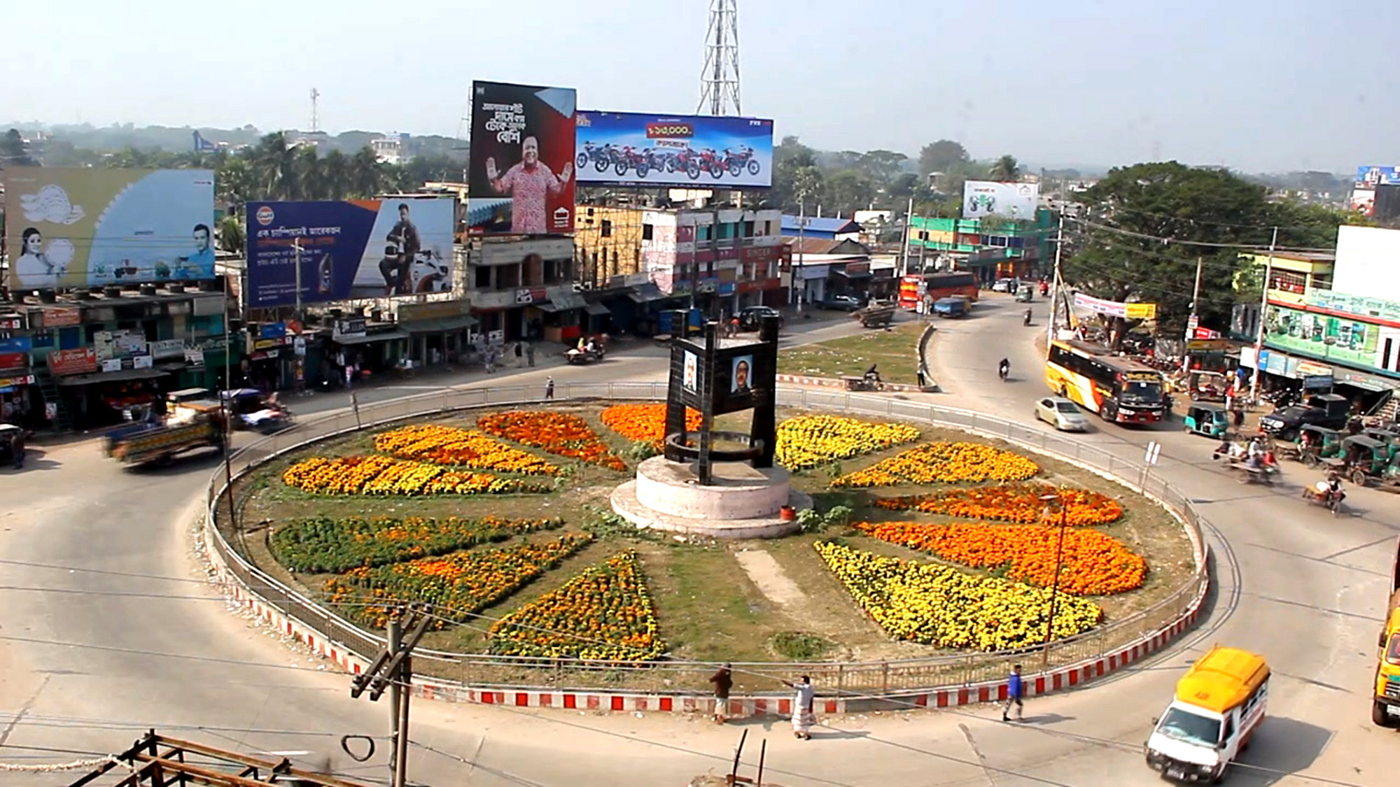 দৃষ্টিনন্দন ফুলের বাগান নজর কাড়ছে পথচারীদের