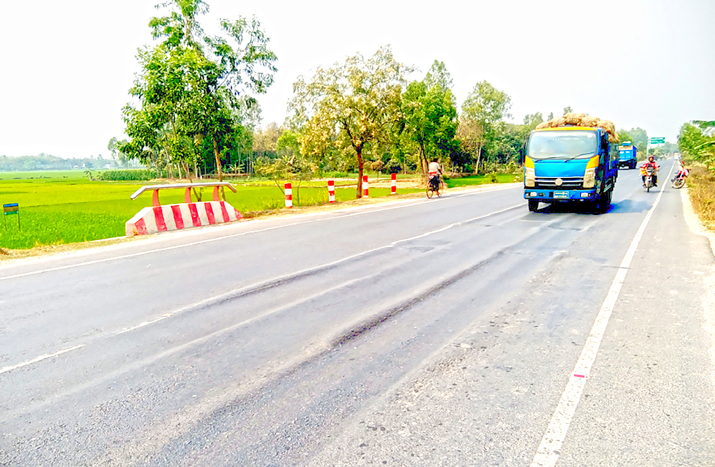 মহাসড়কজুড়ে ‘আলপথ’, ঝুঁকি নিয়ে চলছে গাড়ি