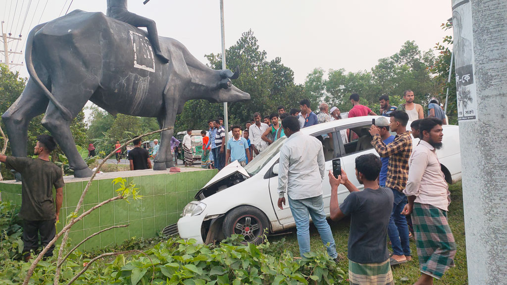 নোয়াখালীর সুবর্ণচরে সড়ক দুর্ঘটনায় নিহত ১, আহত ৩ 