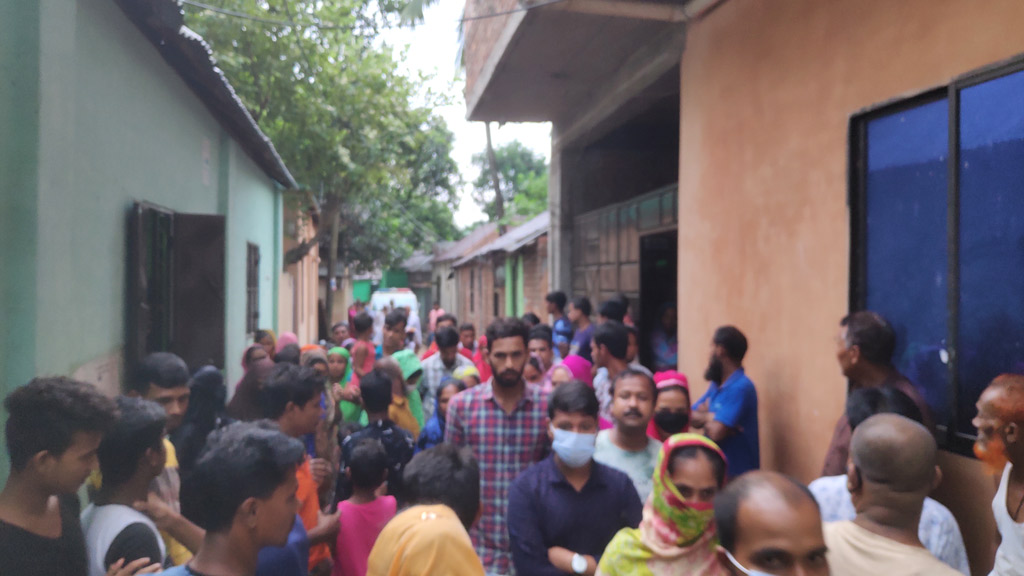 বিছানায় যুবকের গলাকাটা অর্ধগলিত মরদেহ, পলাতক ‘স্ত্রী’