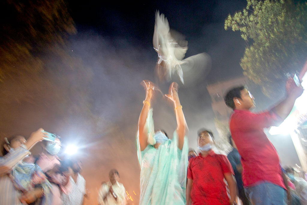বিশ্ব মানবতার শান্তি কামনা করে ওড়ানো হয় পায়রা। ছবি: হাসান রাজা