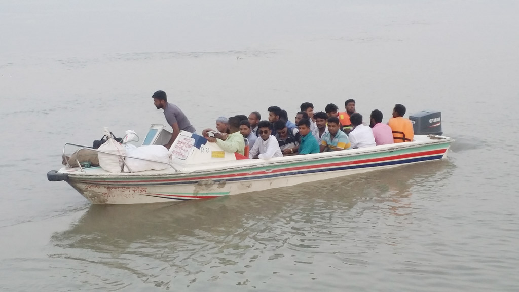 সন্ধ্যার পর চলে স্পিডবোট নেওয়া হয় বাড়তি ভাড়া