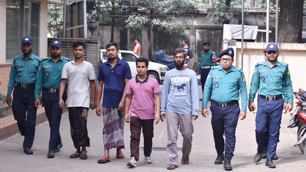 ঢাকা বিভাগীয় কমিশনারের কার্যালয়ে ককটেল হামলা: মূল হোতাসহ গ্রেপ্তার ৪ 