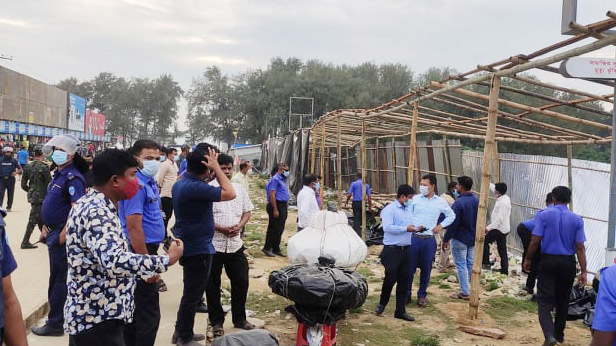 কক্সবাজার সমুদ্রসৈকতে রাতে দখল, দিনে উচ্ছেদ