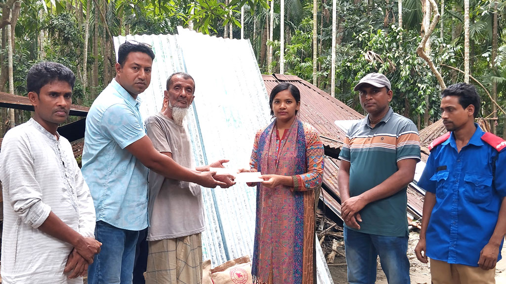 ঘরচাপায় নিহত শিশুর পরিবারকে টিন ও অর্থ সহায়তা