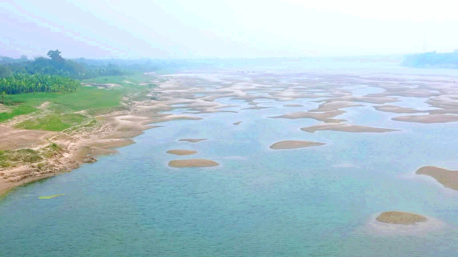 মৃতপ্রায় গড়াই নদী। বছরে ২ থেকে ৩ মাস পানি থাকলেও বাকি মাসগুলো একেবারেই শূন্য। শুধু বালু আর বালু। নদীতে পানি না থাকায় এ অঞ্চলের পরিবেশ হুমকিতে রয়েছে। কৃষক ও জেলেদের জীবনজীবিকায় এসেছে আমূল পরিবর্তন। বালিয়াকান্দি, রাজবাড়ী। ১৭ মার্চ, ২০২৩। ছবি: অনিক সিকদার