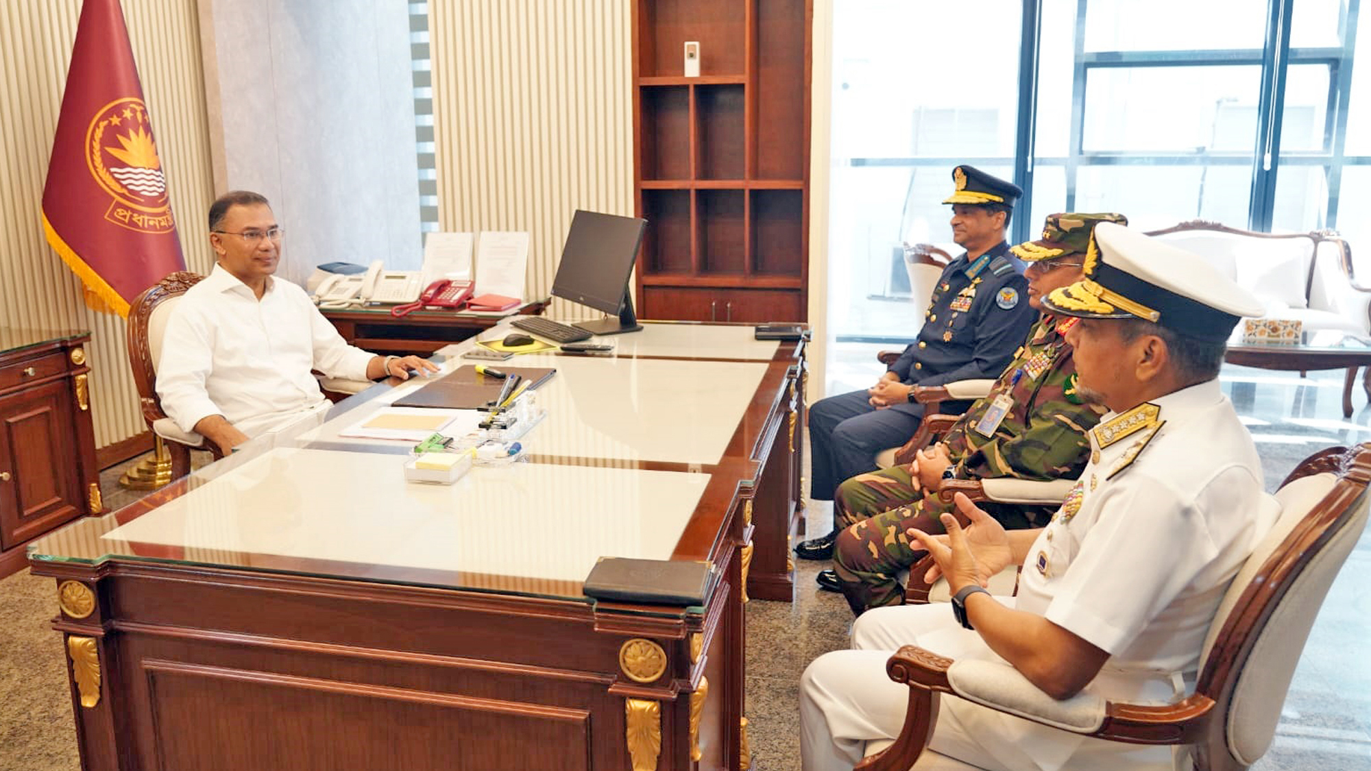 প্রধানমন্ত্রীর সঙ্গে তিন বাহিনীর প্রধানদের সাক্ষাৎ