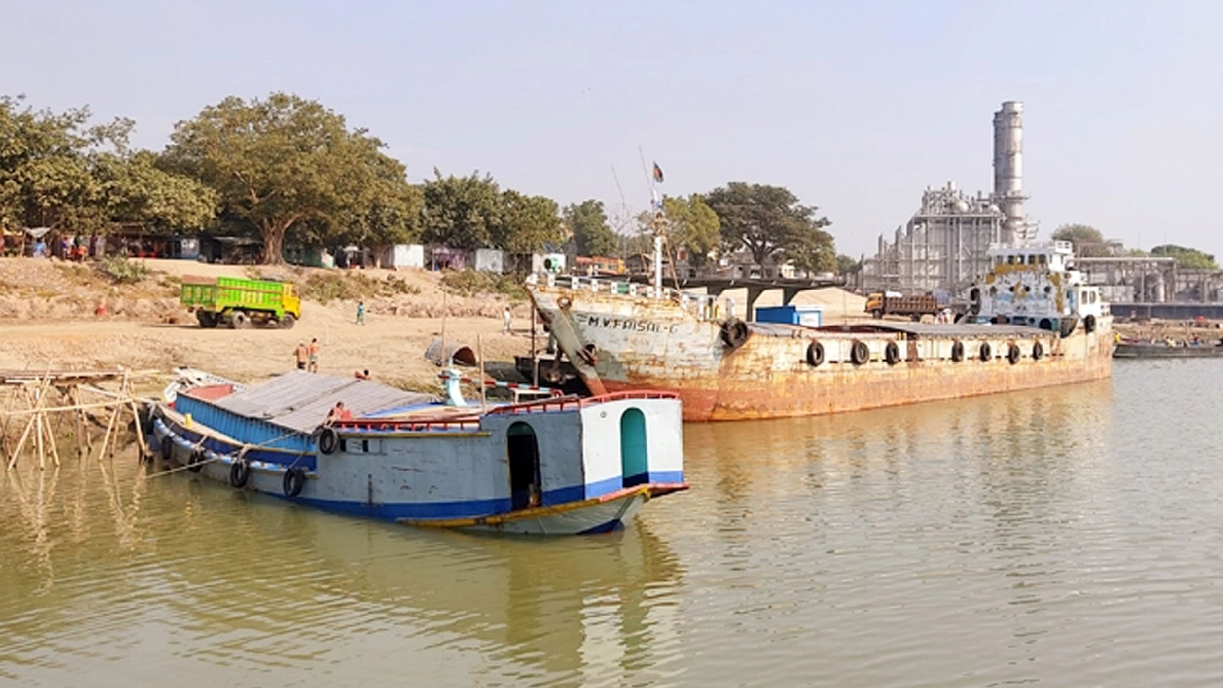 ভিড়তে পারছে না জাহাজ