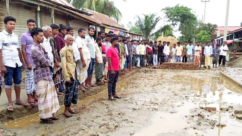 নির্মাণে অনিয়মের অভিযোগে সড়কের পাশে মানববন্ধন