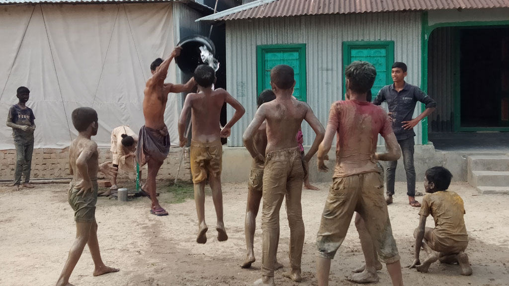 সখীপুরে প্রচলিত ‘মাগুন মাপা উৎসব’, ভোরে ঝড়ো বৃষ্টি