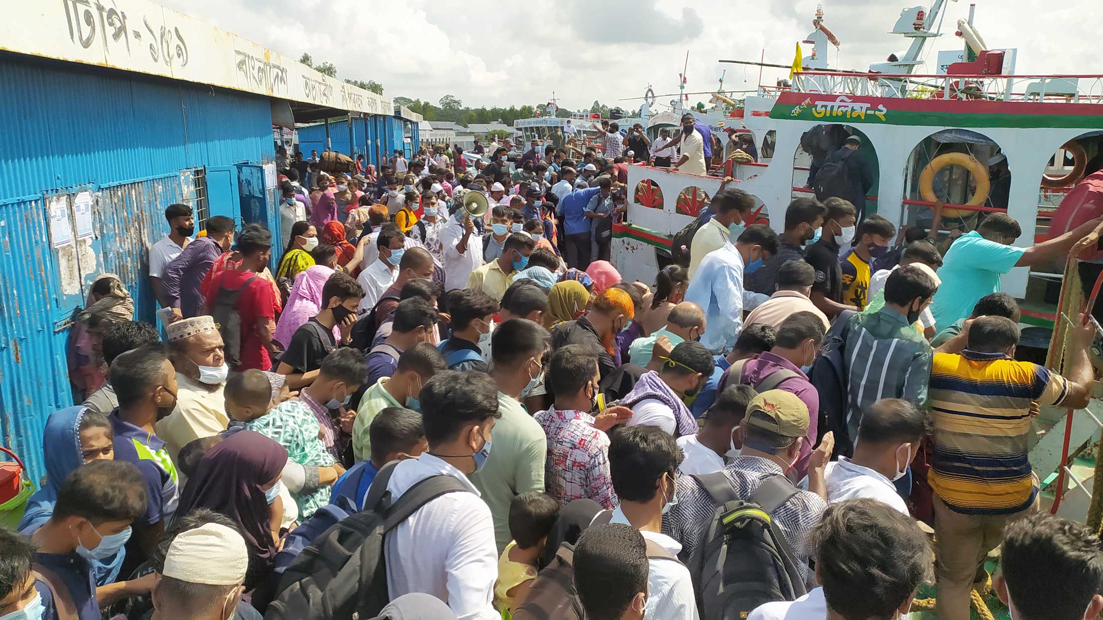 বৈরী আবহাওয়া: শিমুলিয়া থেকে বাংলাবাজার ও মাঝিকান্দি রুটে লঞ্চ বন্ধ