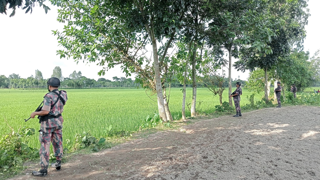 দহগ্রামে শূন্যরেখায় বেআইনিভাবে বেড়া নির্মাণের সময় বিএসএফকে বিজিবির বাধা, সীমান্তে উত্তেজনা