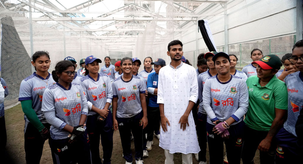 নারী ক্রিকেটারদের সঙ্গে আসিফ মাহমুদ। ছবি: বিসিবি