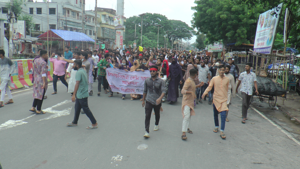 ঝিনাইদহে গণমিছিল থেকে ৫ শিক্ষার্থীকে আটক, ২ ঘণ্টা পর ছেড়ে দিল পুলিশ