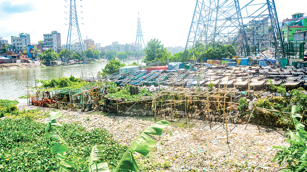 ১৫ বছরে দখলে বন্ধ  বুড়িগঙ্গার  ১৬ কিমির প্রবাহ