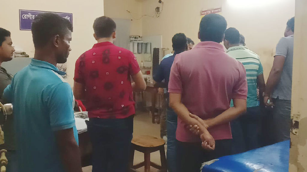 আসামি ধরতে গিয়ে হামলায় আহত ৪ পুলিশ