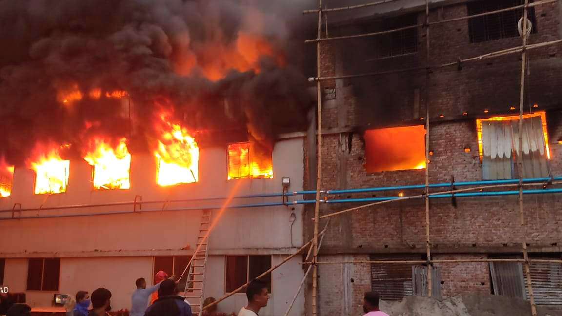 সাড়ে ৪ ঘণ্টার চেষ্টায় পোশাক কারখানার আগুন নিয়ন্ত্রণে, পুড়েছে ৬টি ইউনিট